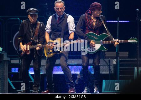 Londres, Royaume-Uni. 25 juillet 2024. Bruce Springsteen avec le guitariste Nils Lofgren (G) et le guitariste Steven Van Zandt (d) du groupe E Street jouent au stade de Wembley dans le cadre de la tournée Bruce Springsteen and the E Street Band 2024. Crédit : Justin Ng/Alamy Live News Banque D'Images