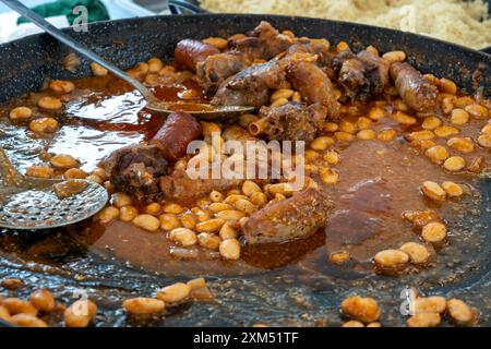 Fabada asturiana ou Cassoulet du département de l'Aude en Occitanie, ragoût de haricots, Espagne, confectionnait de gros haricots blancs, épaule de porc, pancetta ou bacon, mouton a Banque D'Images