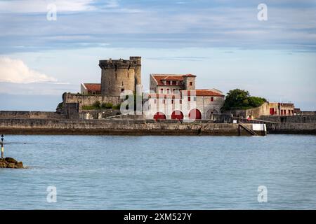 Ports de pêche fort de Ciboure et Socoa sur la côte basque, stations célèbres, connues pour leur belle architecture, leurs plages de sable fin, leur cuisine, Sud de la France, Basqu Banque D'Images