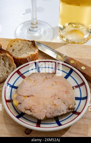 Plat d'entrée foie gras gras produit alimentaire de spécialité à base de foie de canard ou d'oie engraissé par gavage, gavage forcé, servi avec du vin en français Banque D'Images