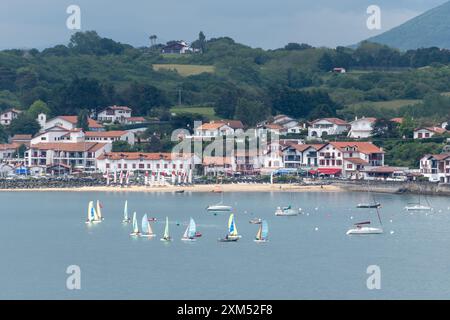 Port de pêche fort de Ciboure et Socoa sur la côte basque, formation de yacht, connu pour sa belle architecture, ses plages de sable fin, sa cuisine, Sud de la France, Basqu Banque D'Images