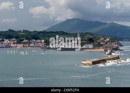 Port de pêche fort de Ciboure et Socoa sur la côte basque, formation de yacht, connu pour sa belle architecture, ses plages de sable fin, sa cuisine, Sud de la France, Basqu Banque D'Images