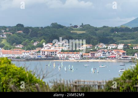 Port de pêche fort de Ciboure et Socoa sur la côte basque, formation de yacht, connu pour sa belle architecture, ses plages de sable fin, sa cuisine, Sud de la France, Basqu Banque D'Images