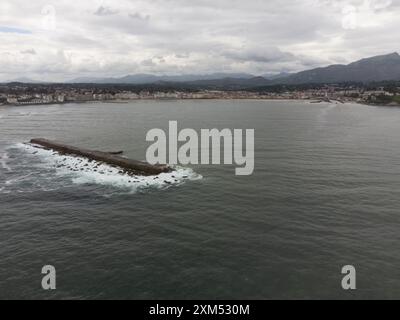 Vue aérienne sur la baie des villes de Ciboure et Saint Jean de Luz, port, plage de sable fin sur la côte basque, belle architecture, nature et cuisine, Sud de la France Banque D'Images