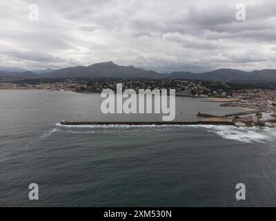 Vue aérienne sur la baie des villes de Ciboure et Saint Jean de Luz, port, plage de sable fin sur la côte basque, belle architecture, nature et cuisine, Sud de la France Banque D'Images