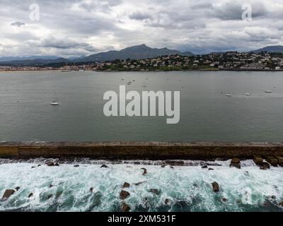 Vue aérienne sur la baie des villes de Ciboure et Saint Jean de Luz, port, plage de sable fin sur la côte basque, belle architecture, nature et cuisine, Sud de la France Banque D'Images