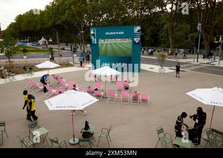 Saint Denis, France. 25 juillet 2024. Plaza Village pendant les Jeux Olympiques Paris 2024 le 25 juillet 2024 au Village Olympique de Saint-Denis, France - photo Ann-Dee Lamour/CDP MEDIA/DPPI MEDIA crédit : DPPI Media/Alamy Live News Banque D'Images