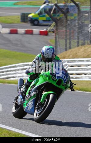 Max Cook - Fully Motorbikes Kawasaki - Rider numéro 30 sur une Kawasaki lors de la manche British Superbikes (BSB) 2024 à Brands Hatch en juillet 2024 Banque D'Images