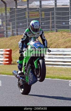 Max Cook - Fully Motorbikes Kawasaki - Rider numéro 30 sur une Kawasaki lors de la manche British Superbikes (BSB) 2024 à Brands Hatch en juillet 2024 Banque D'Images