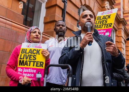 Manchester, Royaume-Uni. 25 JUILLET 2024. Les orateurs de la SUTR alors que les manifestants se sont rassemblés pour manifester contre une vidéo diffusée depuis l'aéroport de Manchester dans laquelle des agents des armes à feu de la GMP ont été vus en train d'utiliser la force contre des manifestants, l'incident étant renvoyé au GIEC. Les manifestants ont bloqué les tramways et la circulation à St Peters Square sans intervention de la police. Les manifestants se sont dispersés après environ 2 heures. Crédit Milo Chandler/Alamy Live News Banque D'Images