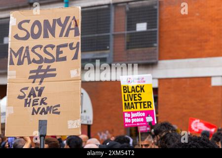 Manchester, Royaume-Uni. 25 JUILLET 2024. Signez pour Sonya Massey alors que les manifestants se rassemblaient pour manifester contre une vidéo diffusée depuis l'aéroport de Manchester dans laquelle des agents des armes à feu du GMP ont été vus en train d'utiliser la force contre des manifestants, l'incident étant renvoyé au GIEC. Les manifestants ont bloqué les tramways et la circulation à St Peters Square sans intervention de la police. Les manifestants se sont dispersés après environ 2 heures. Crédit Milo Chandler/Alamy Live News Banque D'Images