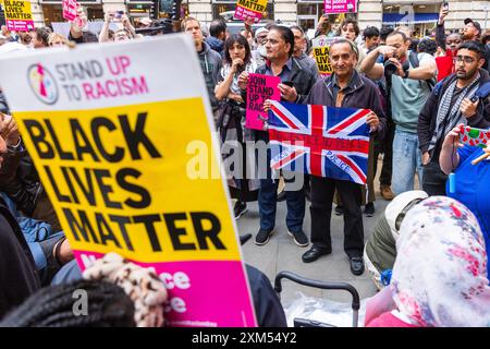 Manchester, Royaume-Uni. 25 JUILLET 2024. Les manifestants se sont rassemblés pour protester contre une vidéo diffusée depuis l'aéroport de Manchester dans laquelle des agents des armes à feu du GMP ont été vus en train d'utiliser la force contre des manifestants, l'incident ayant été transmis au GIEC. Les manifestants ont bloqué les tramways et la circulation à St Peters Square sans intervention de la police. Les manifestants se sont dispersés après environ 2 heures. Crédit Milo Chandler/Alamy Live News Banque D'Images