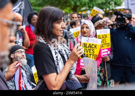 Manchester, Royaume-Uni. 25 JUILLET 2024. Le conférencier alors que les manifestants se sont rassemblés pour manifester contre une vidéo diffusée depuis l'aéroport de Manchester dans laquelle des agents des armes à feu du GMP ont été vus en train d'utiliser la force contre des manifestants, l'incident étant renvoyé au GIEC. Les manifestants ont bloqué les tramways et la circulation à St Peters Square sans intervention de la police. Les manifestants se sont dispersés après environ 2 heures. Crédit Milo Chandler/Alamy Live News Banque D'Images
