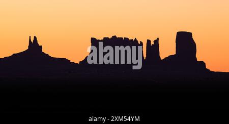 Ciel chaud de l'aube au-dessus des caractéristiques du paysage de la vallée de Monumant Banque D'Images