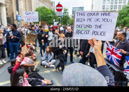 Manchester, Royaume-Uni. 25 JUILLET 2024. Le panneau indique « ça aurait pu être moi ou vous » alors que les manifestants se rassemblaient pour manifester contre une vidéo diffusée depuis l'aéroport de Manchester dans laquelle des agents des armes à feu du GMP ont été vus en train d'utiliser la force contre des manifestants, l'incident étant renvoyé au GIEC. Les manifestants ont bloqué les tramways et la circulation à St Peters Square sans intervention de la police. Les manifestants se sont dispersés après environ 2 heures. Crédit Milo Chandler/Alamy Live News Banque D'Images