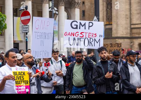 Manchester, Royaume-Uni. 25 JUILLET 2024. Des militants tiennent des pancartes alors que les manifestants se rassemblaient pour manifester contre une vidéo diffusée depuis l'aéroport de Manchester dans laquelle des agents des armes à feu du GMP ont été vus en train d'utiliser la force contre des manifestants, l'incident étant renvoyé au GIEC. Les manifestants ont bloqué les tramways et la circulation à St Peters Square sans intervention de la police. Les manifestants se sont dispersés après environ 2 heures. Crédit Milo Chandler/Alamy Live News Banque D'Images