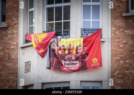 Photo du drapeau de la belgique soutenant les diables rouges belges en état de siège (diables rouges). Les Red Devils belges sont le surnom du nat belge Banque D'Images