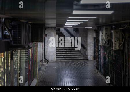 Un passage souterrain vide avec des escaliers à Belgrade, Serbie. Le couloir, bordé de tuiles et de béton, reflète l'infrastructure moderne du c Banque D'Images