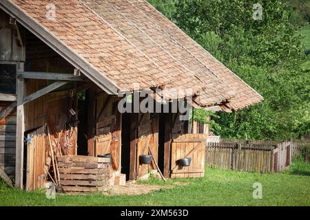 Écuries dans la campagne serbe, mettant en valeur l'architecture rurale traditionnelle et le mode de vie agricole. Cette image capture le rustique et serein Banque D'Images