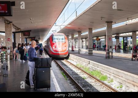 Photo d'un train frecciarossa entrant dans la gare de Florence. Frecciarossa est un train à grande vitesse de l'opérateur ferroviaire national italien, Trenitalia Banque D'Images