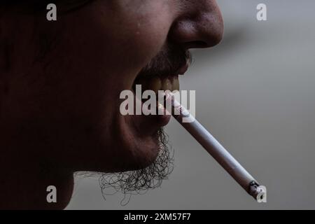 24 juillet 2024, Copenhague, la région de la capitale du Danemark, Danemark : un jeune homme fume une cigarette à Copenhague (crédit image : © Kristian Tuxen Ladegaard Berg/ZUMA Press Wire) USAGE ÉDITORIAL SEULEMENT! Non destiné à UN USAGE commercial ! Banque D'Images