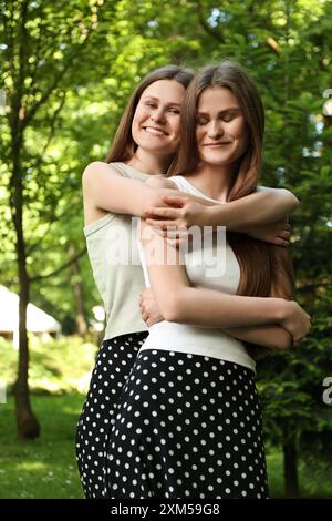 Portrait de deux belles soeurs jumelles dans le parc Banque D'Images