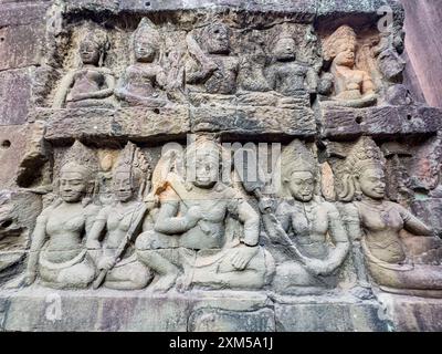 La terrasse des éléphants, partie de la ville fortifiée d'Angkor Thom, un complexe de temples en ruines au Cambodge. Banque D'Images