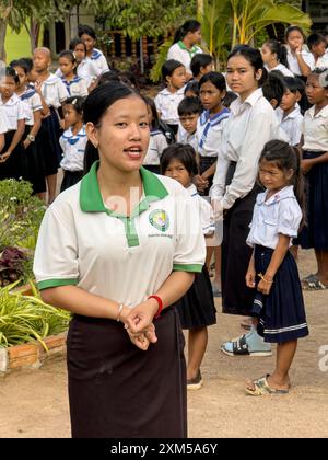 Écoliers à l'école verte de Kampong Tralach, Cambodge. Banque D'Images