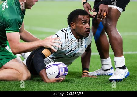 Paris, France, 25 juillet 2024. Joji Nasova (1) de Team Fidji marque un essai lors du match de rugby à sept des Jeux Olympiques de Paris 2024 entre les Fidji et l'Irlande quart de finale au stade de France le 25 juillet 2024 à Paris, France. Crédit : Pete Dovgan/Speed Media/Alamy Live News Banque D'Images