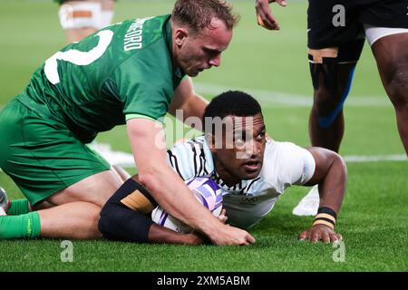 Paris, France, 25 juillet 2024. Joji Nasova (1) de Team Fidji marque un essai lors du match de rugby à sept des Jeux Olympiques de Paris 2024 entre les Fidji et l'Irlande quart de finale au stade de France le 25 juillet 2024 à Paris, France. Crédit : Pete Dovgan/Speed Media/Alamy Live News Banque D'Images