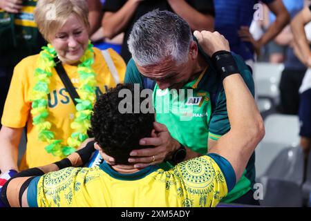 Paris, France, 25 juillet 2024. Matthew Gonzalez (9 ans) de Team Australia célèbre sa victoire sur les États-Unis en famille lors du match de rugby à sept des Jeux Olympiques de Paris 2024 entre l'Australie et les États-Unis quart de finale au stade de France le 25 juillet 2024 à Paris, France. Crédit : Pete Dovgan/Speed Media/Alamy Live News Banque D'Images