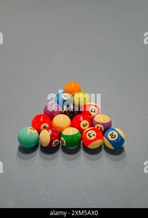 Gros plan de boules de billard en forme de triangle. C'est 8 Ball Pool sport, avant le coup d'envoi Banque D'Images