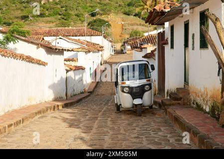 Guane, Santander, Colombie ; 26 novembre 2022 : cabine moto blanche garée dans une rue coloniale de cette ville touristique et pittoresque. Banque D'Images