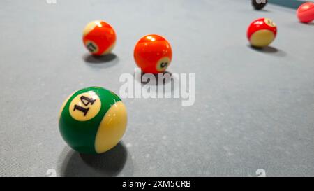 Gros plan des balles de billard sur un jeu de sport de table gris connu sous le nom de piscine à huit balles, six poches, sports de queue. Banque D'Images