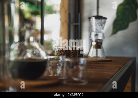 Alanya, Turquie, 15 septembre 2020 : grains de café avec des flacons en verre dans un intérieur confortable d'un café Banque D'Images