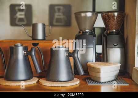 Alanya, Turquie, 15 septembre 2020 : un comptoir avec machine à café et équipement de brassage dans un café élégant Banque D'Images