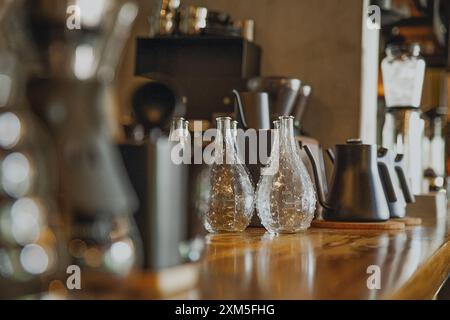 Alanya, Turquie, 15 septembre 2020 : un comptoir avec machine à café et équipement de brassage dans un café élégant Banque D'Images