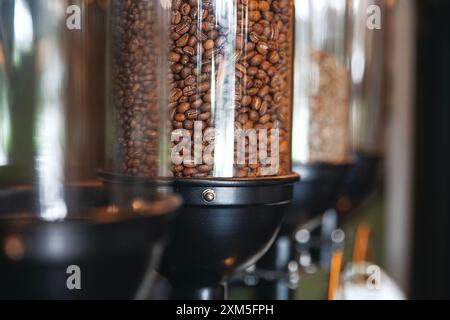 Alanya, Turquie, 15 septembre 2020 : grains de café avec des flacons en verre dans un intérieur confortable d'un café Banque D'Images