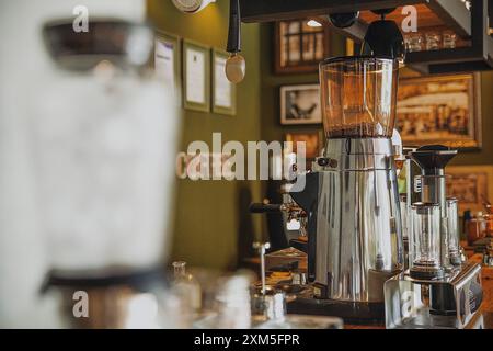 Alanya, Turquie, 15 septembre 2020 : un comptoir avec machine à café et équipement de brassage dans un café élégant Banque D'Images