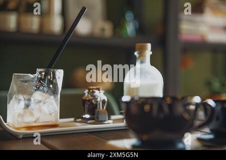 Alanya, Turquie, 15 septembre 2020 : beau service de café de style laboratoire de flacons dans un café confortable Banque D'Images