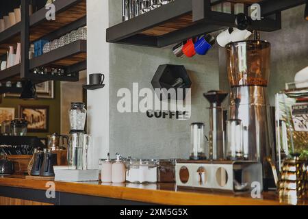 Alanya, Turquie, 15 septembre 2020 : un comptoir avec machine à café et équipement de brassage dans un café élégant Banque D'Images