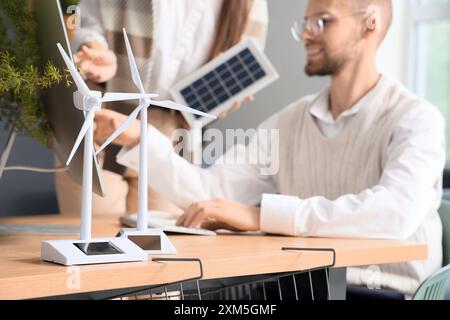 Modèles d'éoliennes sur la table de l'ingénieur dans le bureau, gros plan Banque D'Images