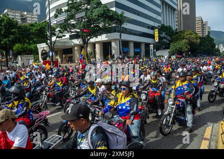 Caracas, Miranda, Venezuela. 25 juillet 2024. Clôture de la campagne électorale au Venezuela. Les partisans du président Nicolas Maduro traversent la ville de Caracas le dernier jour de la campagne. Les élections présidentielles auront lieu le dimanche 28 juillet. (Crédit image : © Jimmy Villalta/ZUMA Press Wire) USAGE ÉDITORIAL SEULEMENT! Non destiné à UN USAGE commercial ! Banque D'Images