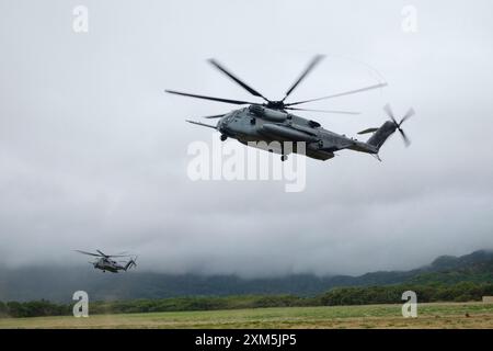 Honolulu, Hawaï, États-Unis. 25 juillet 2024. Les marines américain et péruvien s'entraînent à sécuriser un périmètre d'insertion à la base aérienne de Bellows. RIMPAC 2024 (crédit image : © J. Matt/ZUMA Press Wire) USAGE ÉDITORIAL SEULEMENT! Non destiné à UN USAGE commercial ! Banque D'Images