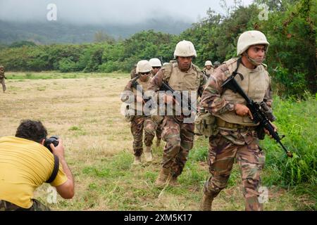 Honolulu, Hawaï, États-Unis. 25 juillet 2024. Les marines péruviennes s'entraînent à sécuriser un périmètre d'insertion à la base aérienne de Bellows. RIMPAC 2024 (crédit image : © J. Matt/ZUMA Press Wire) USAGE ÉDITORIAL SEULEMENT! Non destiné à UN USAGE commercial ! Banque D'Images