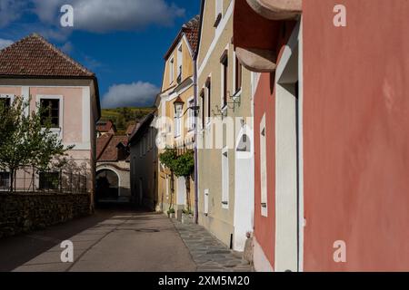 Wachau, Autriche - 26 octobre 2023 : Une étroite rue pavée à Wachau, Autriche, bordée de bâtiments colorés. La rue courbe doucement, disappe Banque D'Images