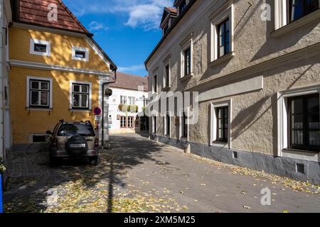 Wachau, Autriche - 26 octobre 2023 : Une étroite rue pavée à Wachau, Autriche bordée de charmants bâtiments, avec une voiture garée sur le côté. Banque D'Images