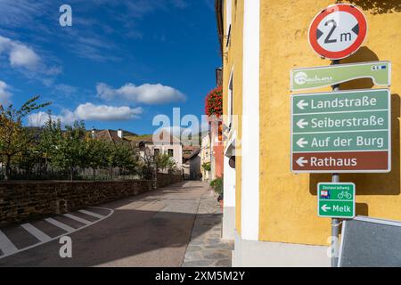 Wachau, Autriche - 26 octobre 2023 : Une rue étroite dans la région de Wachau en Autriche. La rue est bordée de bâtiments et a un panneau indicateur Banque D'Images