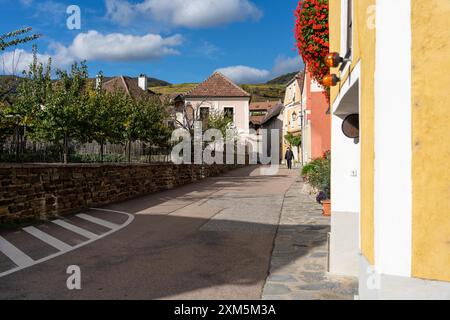 Wachau, Autriche - 26 octobre 2023 : Une étroite rue pavée bordée de maisons colorées à Wachau, Autriche. Banque D'Images