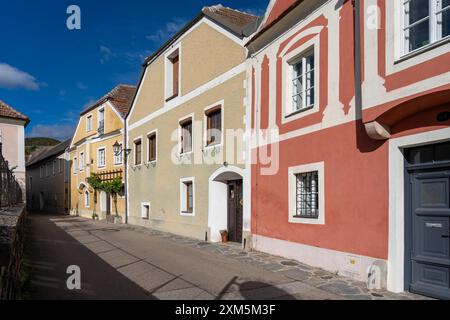 Wachau, Autriche - 26 octobre 2023 : Une étroite rue pavée à Wachau, Autriche, bordée de bâtiments historiques aux couleurs vives. Banque D'Images